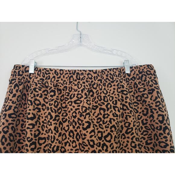 (9) Torrid Women's Pants Size 3 (3X) Fit Jogger Fleece Leopard Crop Mobwife - Picture 5 of 8